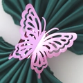 Detailansicht des rosa lasergeschnittenen Schmetterlings-Serviettenrings mit Perleffekt-Textur - Nagelpuder