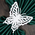 Primer plano detallado del servilletero de mariposa blanca con diseño calado láser - Blanco