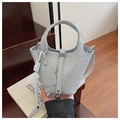 Hellblaue Eimer-Handtasche mit Krokodil-Muster, Metallschloss und Hundeanhänger Detail - Blau