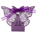 Detailansicht der lila lasergeschnittenen Hochzeitsbox mit Schmetterling-Motiv - Dunkellila