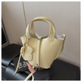 Mini hellgelbe Handtasche mit Krokodilmuster, Bärenanhänger und metallischem Verschluss - Gelb