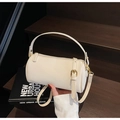 Dettaglio borsa a cilindro in pelle bianca testurizzata con hardware dorato e tracolla - Bianco Sporco