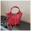 Rote Mini-Eimertasche mit Krokodilmuster, Hundeanhänger und silbernen Ringgriffen - Rot