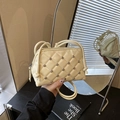 Borsa a tracolla beige trapuntata con borchie argentate e manico elegante per donna - Giallo