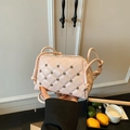 Borsa a conchiglia rosa trapuntata con borchie smiley e tracolla in pelle - Rosa