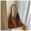 Detail einer braunen Web-Tragetasche mit hochwertiger Chevron-Textur und Hobo-Design - Braun