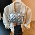 Borsa a tracolla argento con trapuntatura a rombi e dettagli di borchie metalliche - Argento