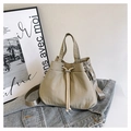 Detailansicht der Nylon-Beuteltasche in Khakigrün auf einem Hintergrund aus Denim-Stoff - Khaki