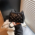 Elegante borsa a conchiglia trapuntata nera con strass scintillanti e finitura lucida - Nero