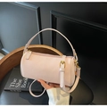 Borsa a cilindro in pelle martellata rosa con dettagli dorati e tracolla regolabile - Rosa