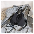 Minimalistische schwarze Nylon-Beuteltasche mit verstellbarem breitem Stoffschultergurt - Schwarz