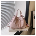 Zartrosa Nylon Beuteltasche mit Kordelzug, abnehmbarem Schultergurt und Tragegriff - Rosa