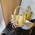 Bolso cubo amarillo con textura litchi, colgante plateado y correa ajustable - Amarillo con Colgante