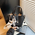 Bolso tipo cubo negro con textura litchi, colgante de estrella y bolsa interior - Negro Con Colgante