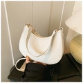 Detalle del bolso hobo de cuero blanco con relieves, anillas doradas y correa ajustable - Blanco