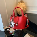 Bolso tipo cubo rojo textura lichi con colgante de estrella y detalles metálicos - Rojo con Colgante