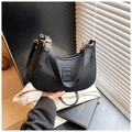 Detalle de piel con relieve de cocodrilo y hebillas doradas en bolso de hombro negro - Negro