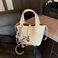 Bolso saco de cuero crema con colgante de estrella y correa de hombro ajustable - Blanco con colgante