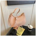 Detalle del bolso de media luna rosa en cuero granulado con logotipo C&S BAG - Rosa