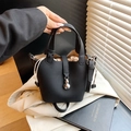 Bolso cubo de cuero negro con grano de lichi, colgante plateado y forro de cordón - Negro sin Colgante