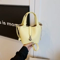 Bolso cubo amarillo claro de cuero granulado con colgantes de bolas plateadas - Amarillo sin colgante