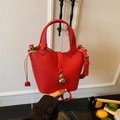 Bolso cubo de cuero rojo con textura lichi, colgante y correa ajustable - Rojo (Sin Colgante)