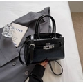 Dettaglio della borsa in pelle nera lucida con texture stropicciata e fibbia in metallo - Nero