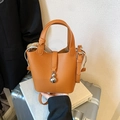 Bolso tipo cubo naranja con patrón de lichi, colgante de bola de metal y bandolera - Marrón Sin Colgante