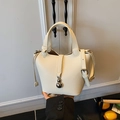 Bolso tipo cubo en piel beige con grano lichi, colgante de bola y bandolera - Blanco Sin Colgante