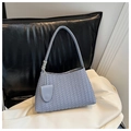 Borsa hobo a spalla intrecciata azzurra con ciondolo in pelle per donna chic - Blu