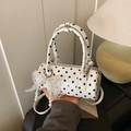 Sac cylindrique blanc à pois avec breloques en perles et nœuds en dentelle - Blanc avec pendentif