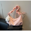 Détail du sac croissant rose en nylon satiné avec bandoulière froncée et peluche - Rose (Avec Pendentif)