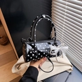 Sac cylindrique à pois noirs avec nœud en perles et finition brillante - Noir avec pendentif