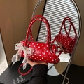 Sac cylindre rouge à pois en cuir verni brillant avec breloque nœud en dentelle perlée - Rouge avec Pendentif