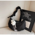 Détail du sac à main en nylon noir avec anse plissée et breloque mouton en peluche - Noir (Avec Pendentif)