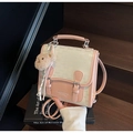 Détail du sac à dos en toile rose et beige avec charme d'ours et logo de marque - Style Avec Charme / Rose avec pendentif