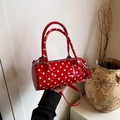 Sac cylindre rouge à pois blancs avec finition brillante et détails argentés - Rouge (Sans Pendentif)