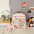 Détail d'un sac Ita blanc avec bordure rose et grande fenêtre d'affichage en PVC transparent - Rose