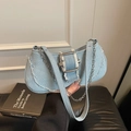 Sac sous le bras en jean bleu clair avec bords effilochés et boucle en métal argenté - Bleu clair