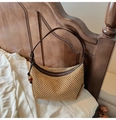 Sac à épaule en paille tressée marron clair avec anses en cuir et pendentif perlé - Kaki