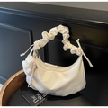 Sac hobo blanc minimaliste avec anse froncée en nuage et breloque en peluche - Blanc Cassé (Avec Charme)