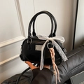 Mini sac boston noir brillant avec plaque argentée, nœud en dentelle et sangle à breloque - Noir (Avec Pendentif)
