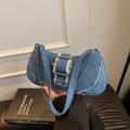 Sac sous le bras en denim bleu avec bandoulière chaîne et bords effilochés tendance - Bleu foncé