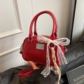 Petit sac vintage rouge en cuir avec nœud en dentelle blanche et boucle métallique - Rouge (Avec Pendentif)