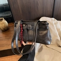 Sac sous le bras rétro en cuir noir brillant avec détail écharpe à carreaux élégant - Avec Pendentif / Noir