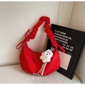 Sac croissant en nylon rouge avec bandoulière plissée et breloque en peluche blanche - Rouge Vin (Avec Pendentif)