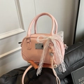 Sac polochon rose brillant avec un nœud en dentelle blanche et grelots dorés - Rose (Avec Pendentif)