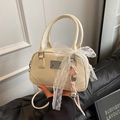 Sac oreiller beige chic avec noeud en dentelle et breloque pour un style doux - Blanc (Avec Pendentif)