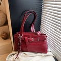 Sac sous le bras en cuir rouge foncé rétro avec boucle décorative et lanière tressée - Avec Pendentif / Rouge