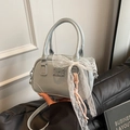 Hellblaue Boston Tasche mit großer weißer Spitzen-Schleife und rosa Anhänger - Blau (Mit Anhänger)